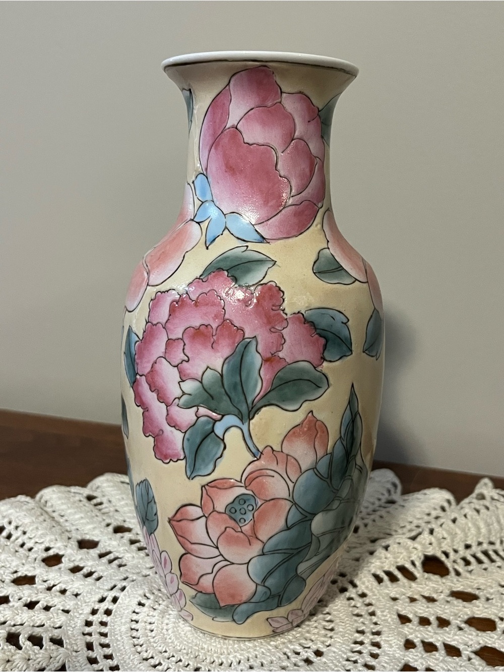 Vintage Hand Painted Macau Chinese Porcelain Vase 8” Chinoiserie Floral Decor